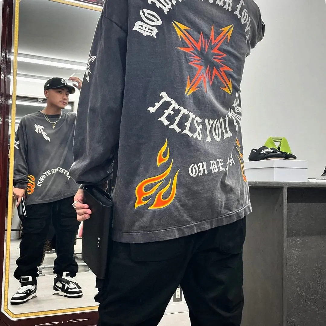 SAINT Mxxxxxx M/AFTER LS_TEE/BLACK Flame arrow Letter M retro distressed long tee Washed black S-XL Tubular fabric Assute ready-made garments dyed The whole piece is sprayed with horse-hair spray and then sprayed again to fade the color. The collar and cuffs are frayed. Many places are frayed. Extra large printing position. Very difficult to print. Complete accessories. With little angel anti-counterfeiting label.